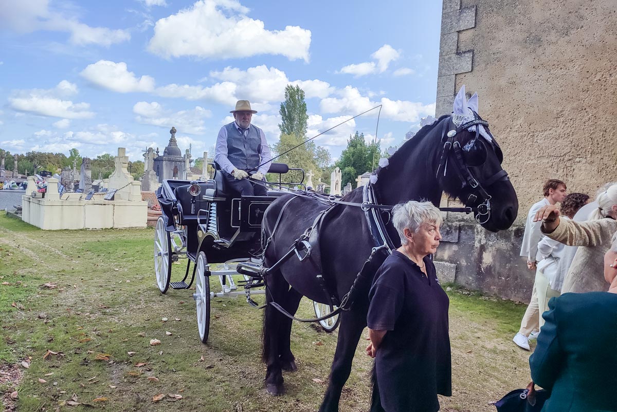 04 EGLISE SORTIE MESSE EN CHEVAL
